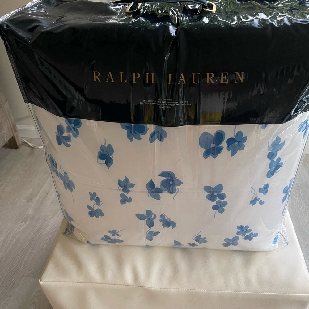 Ralph Lauren Georgica Blue White Comforter. Full/Queen size.